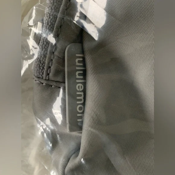Lululemon Everywhere belt bag 1L, Silver Drop/ White -Discontinued - Picture 13 of 16